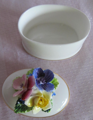 Petit boite à bijoux porcelaine anglaise Staffordshire décor floral en relief - Photo 4 sur 7