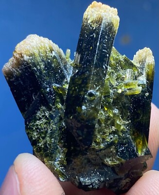 61 Karat wunderschöner Epidot nach Farbe Kristall aus Belutschistan Pakistan