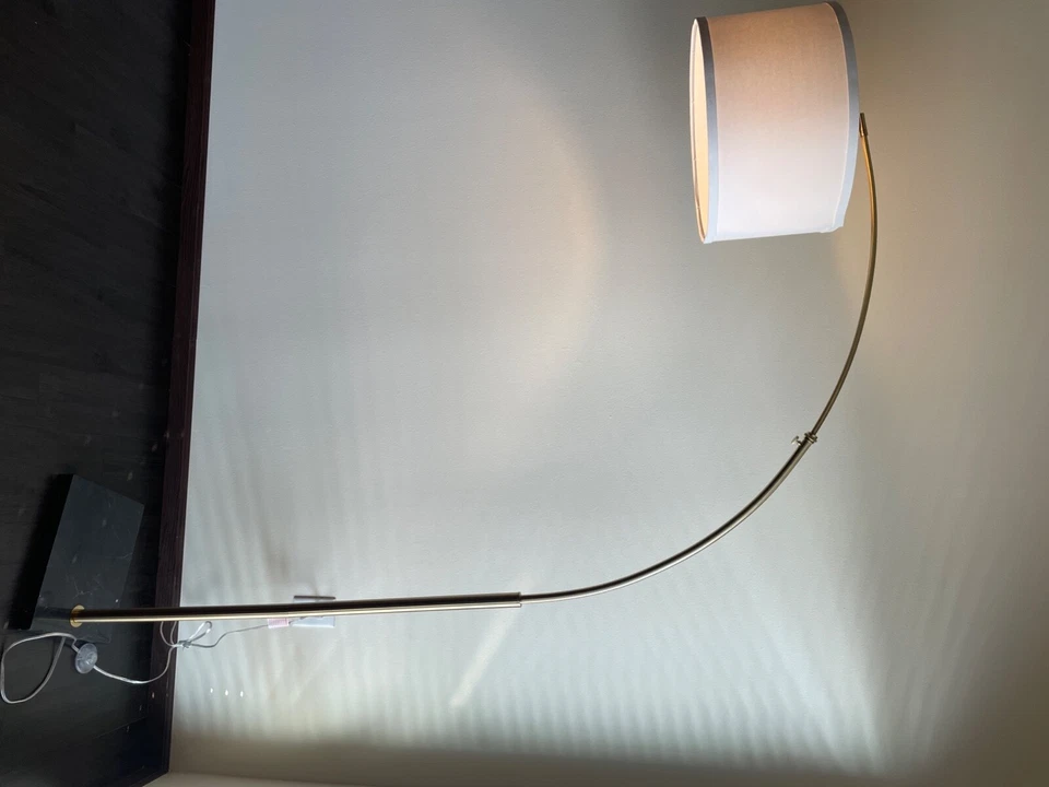 lámpara de arco, solo se ha usado durante unos días por lo que está en perfecto estado. Foto 4 de 4