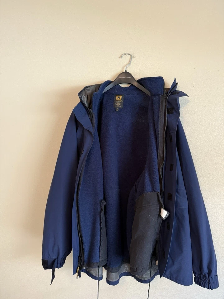 Chaqueta Gortex azul con capucha para todo clima para hombre con chaqueta de forro polar extraíble. Foto 2 de 4