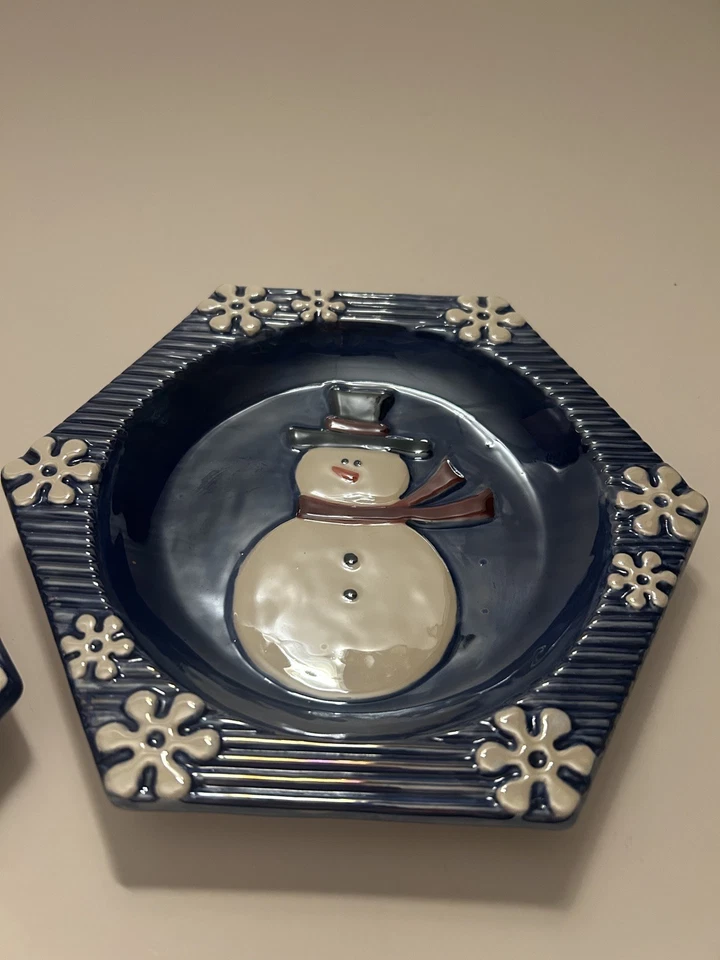 Juego de 2 platos para servir muñeco de nieve y copos de nieve Bella Casa by Ganz azul y blanco  Foto 3 de 4