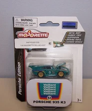 Majorette Porsche 935 K3 - no.51 Vaillant - Green 1:62 3" Package with Metal Box