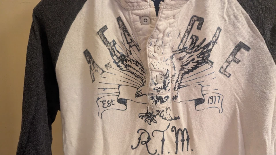 Camisa American Eagle estilo aflicción y2k vintage, ajuste vintage mediano Foto 2 de 4