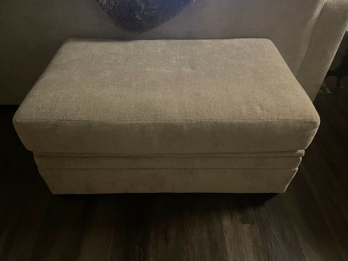 Rooms to Go, sectional w/queen size sleeper. Gently used, less than a year  old