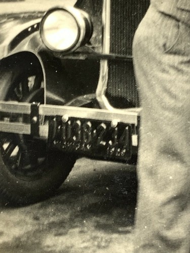 Fotografía encontrada E7 1929 hombre mujer riendo coche viejo divertido extraño - Imagen 3 de 7