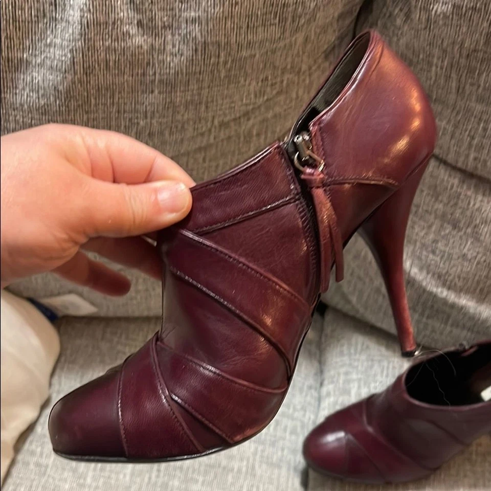 Botas de Tacón Miu Púrpura con Diseño Clásico Foto 3 de 4