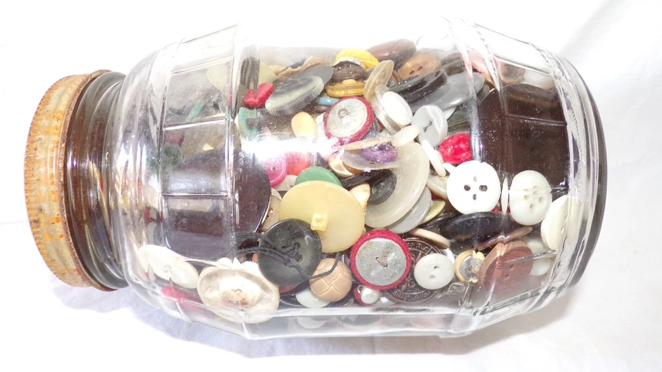 VINTAGE GLASS BARREL QUART JAR filled with vintage   BUTTONS - Image 3 of 4