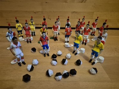 20 verschiedene Tipp Kick Fußball Spieler Metall und 15 Bälle