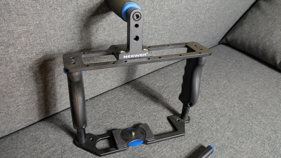 NEEWER Cage Kamera Käfig aus Aluminiumlegierung, mit oberem Griff (schwarz/blau) - Bild 3 von 4