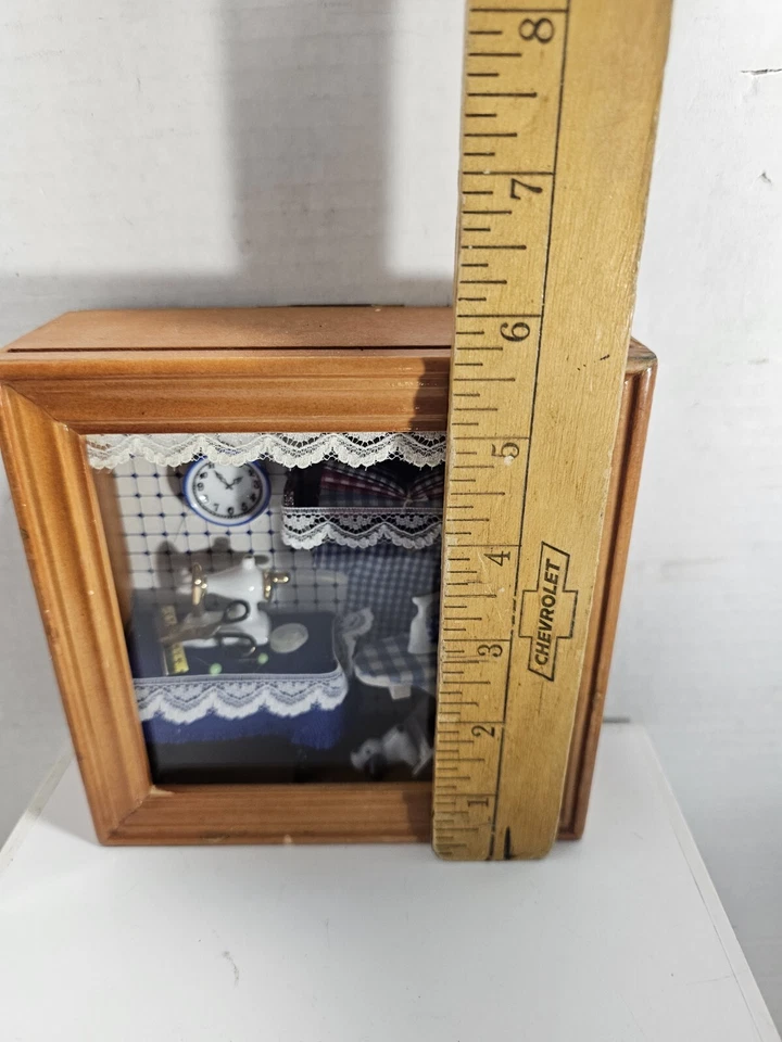 REUTTER ORIGINAL GERMANY SEWING ROOM SHADOW BOX MINIATURE DOLLHOUSE.  - Image 4 of 4