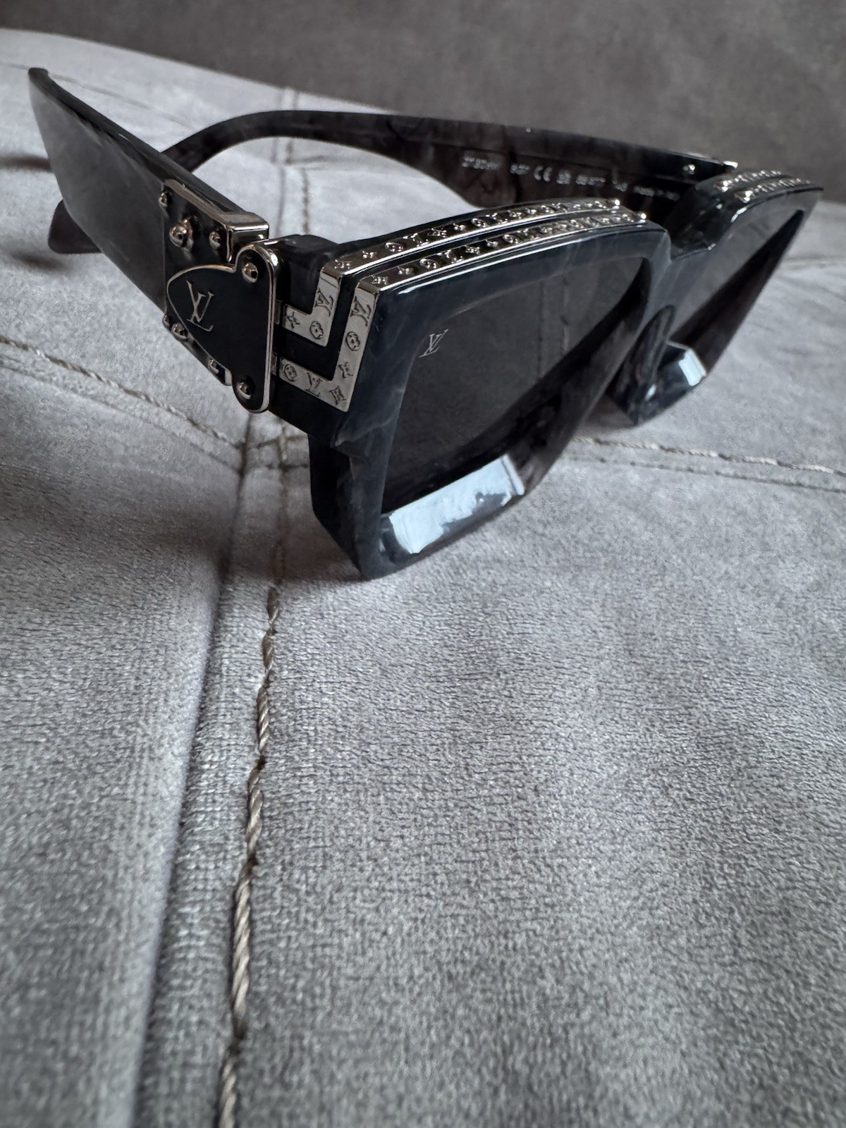 LOUIS VUITTON Men SUNGLASSES study all photos and ...
