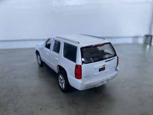Welly 1/43 2008 Chevrolet Tahoe Diecast - Picture 2 of 5
