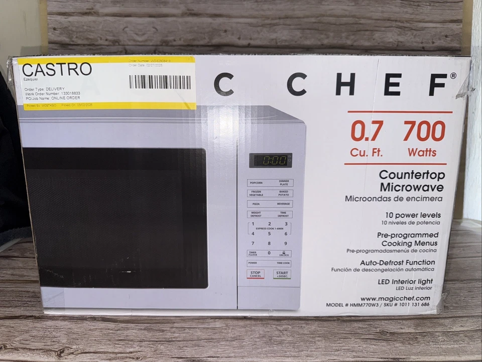 Magic Chef 0.7 cu. ft. 700-Watt Countertop Microwave in White HMM770W2 - Image 2 of 2