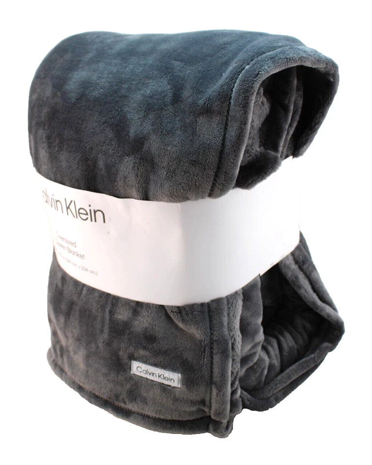 NUEVO CON ETIQUETAS CALVIN KLEIN Talla Queen Gris Oscuro Logotipo CK Insignia Manta de Felpa Precio de venta sugerido por el fabricante $98 Foto 3 de 4