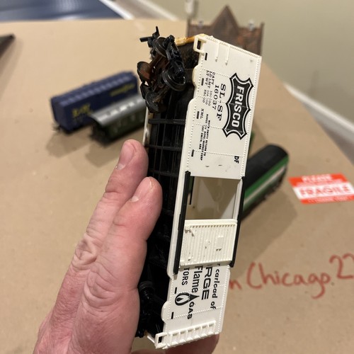 5 HO Scale Trains And One Building/ Mixed Brands And Untested As/is For Parts - Picture 12 of 23