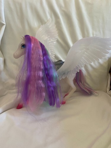 Bettina Einhorn mit farbwechselnden Flügeln (Barbie Größe)