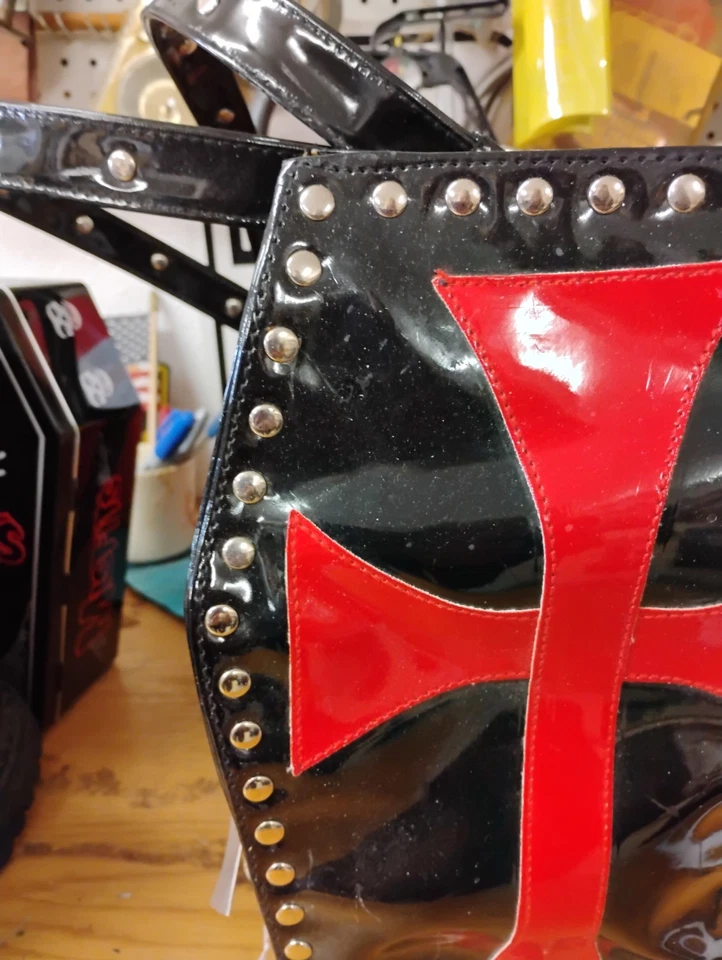 Mochila ataúd Demonia 2002 vintage vinilo con tachuelas Cruz Roja metal gótico nueva Foto 4 de 4