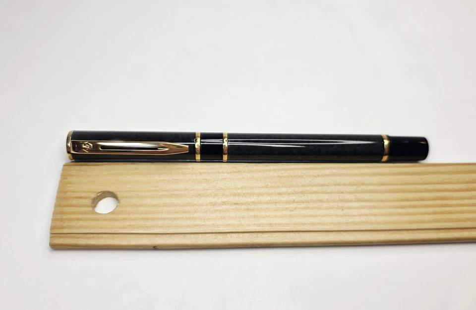 Pluma Estilográfica Waterman Laureat - Mármol Verde Oscuro con Plumín Medio Chapado en Oro + Borde Foto 2 de 4