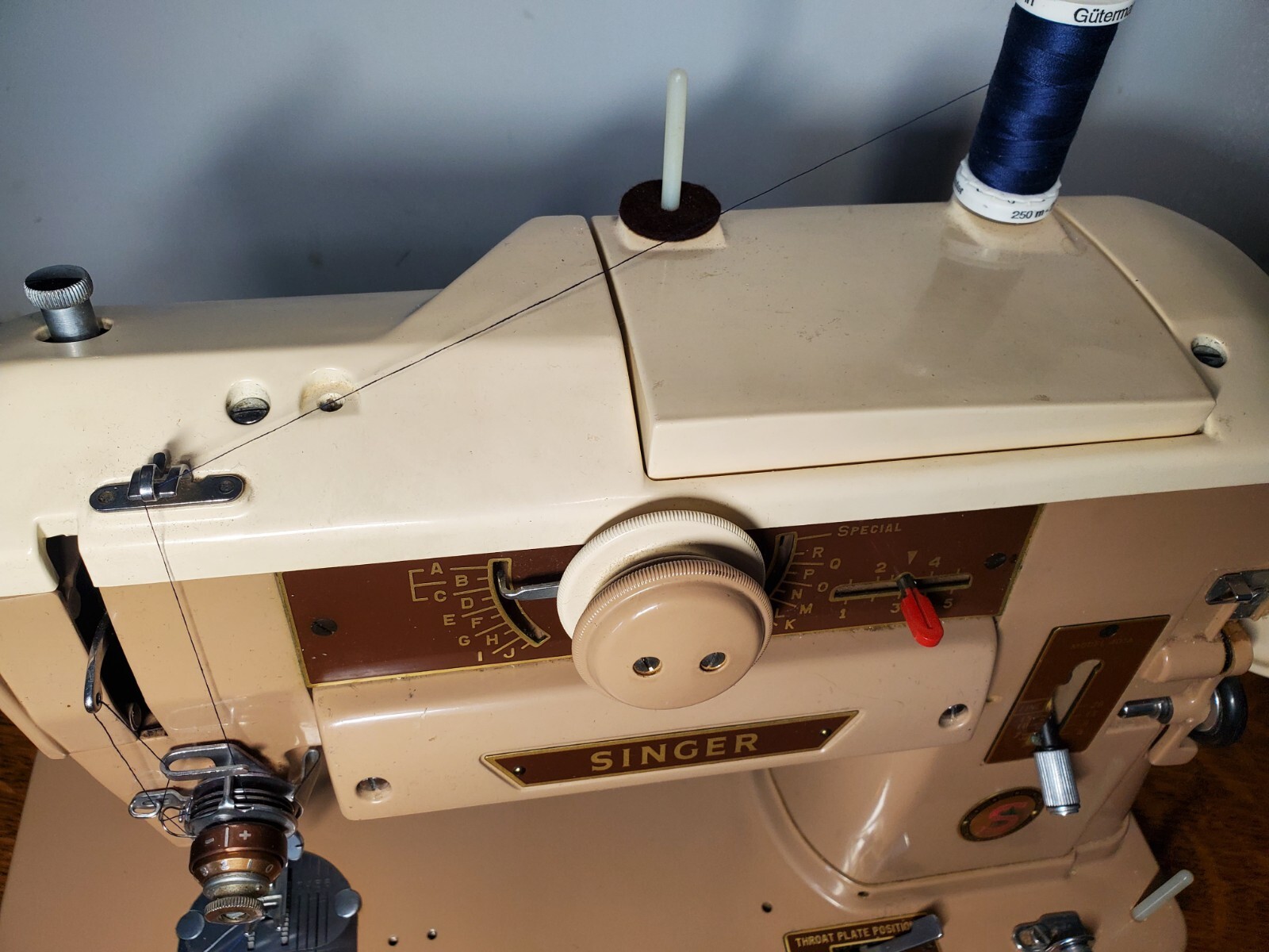 Vintage Singer 401A Sewing Machine+attachments leather lace denim