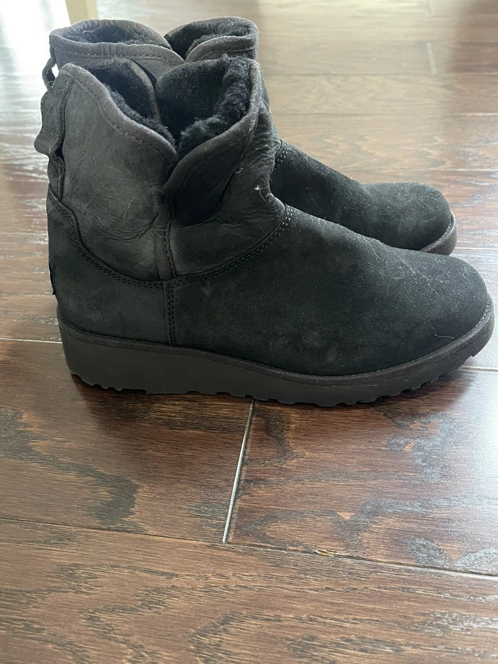 Botín sin cordones de cuña de piel de oveja UGG Kristin negro para mujer talla 6,5 Foto 3 de 4
