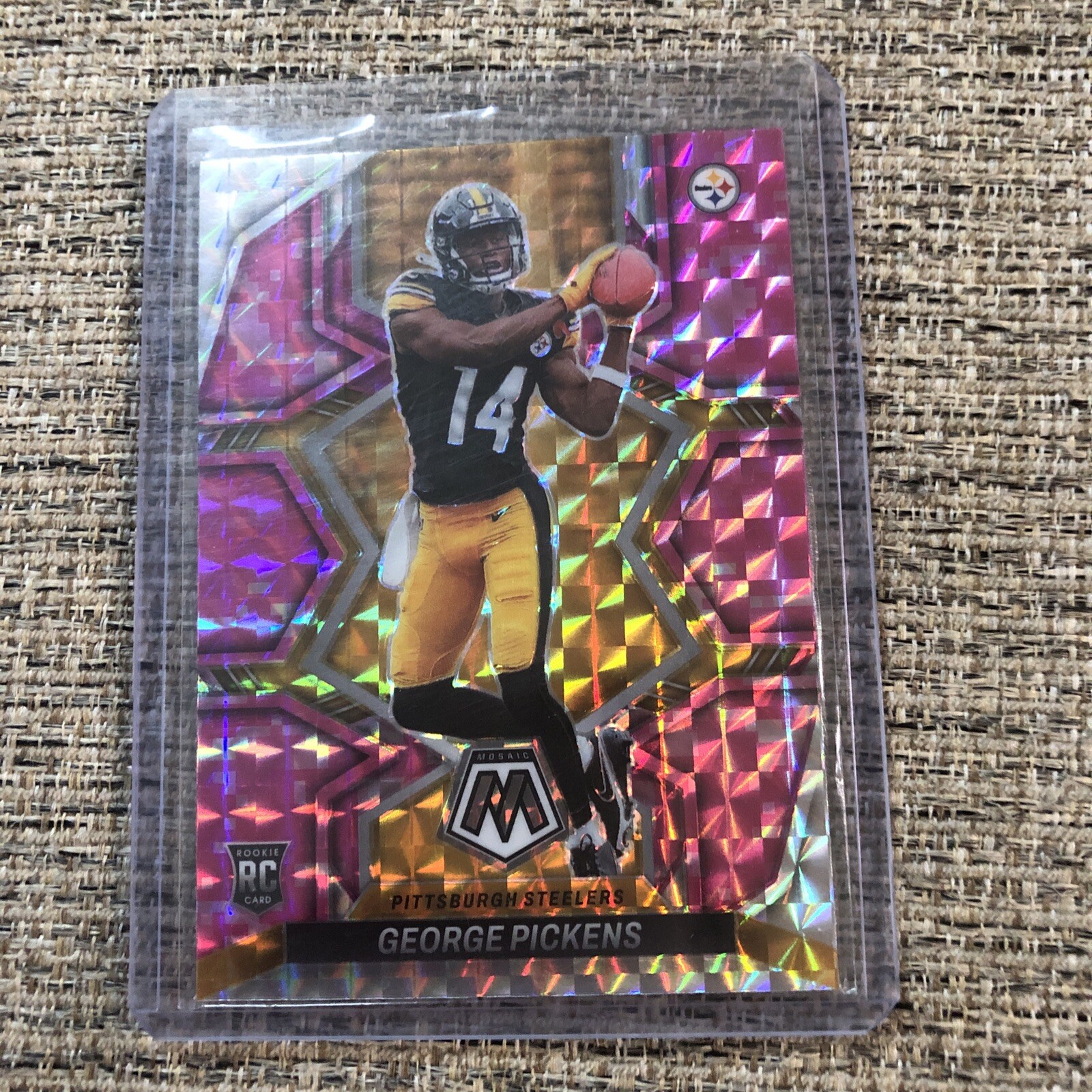 2022 Panini Mosaic - Rookies Camo Pink Mosaic Prizm #318 George Pickens (RC)