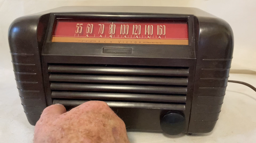 Radio d'epoca deco 1946 RCA 65X1 originale funzionante bellissima custodia bachelite marrone - Video 1 di 1