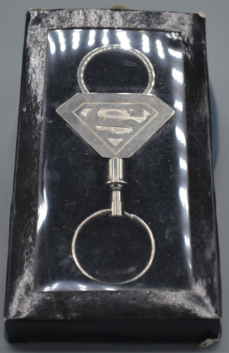 1996 Warner Bros Studio Store Exclusive Superman Keychain - Afbeelding 1 van 3