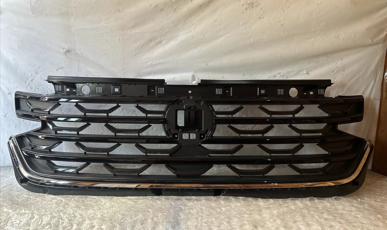 2024 Volkswagen Atlas Cross Sport Front Grille Assembly OEM 