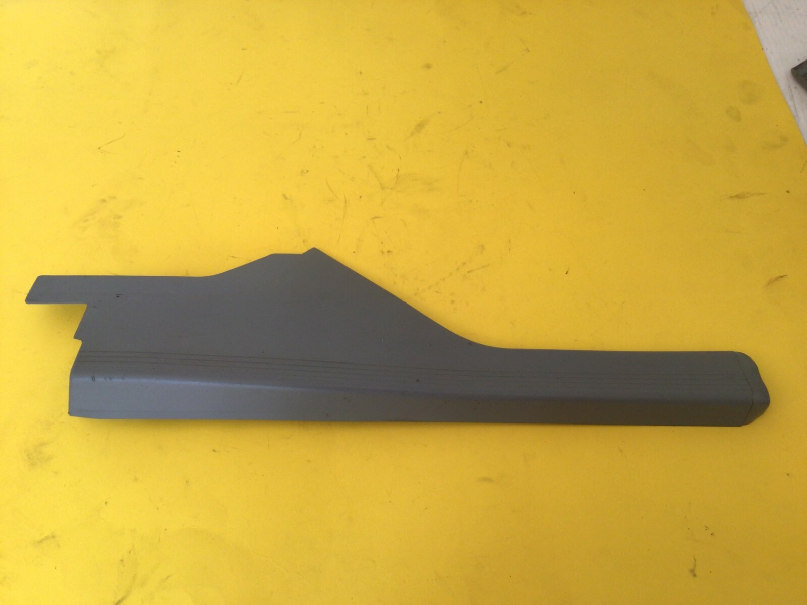 1998 - 2002 MERCEDES-BENZ E320 RIGHT REAR PASS. SIDE DOOR SILL TRIM GREY OEM