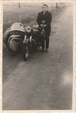 Vintage Foto Frau neben MZ BK 350 mit Steib-Seitenwagen Beiwagen