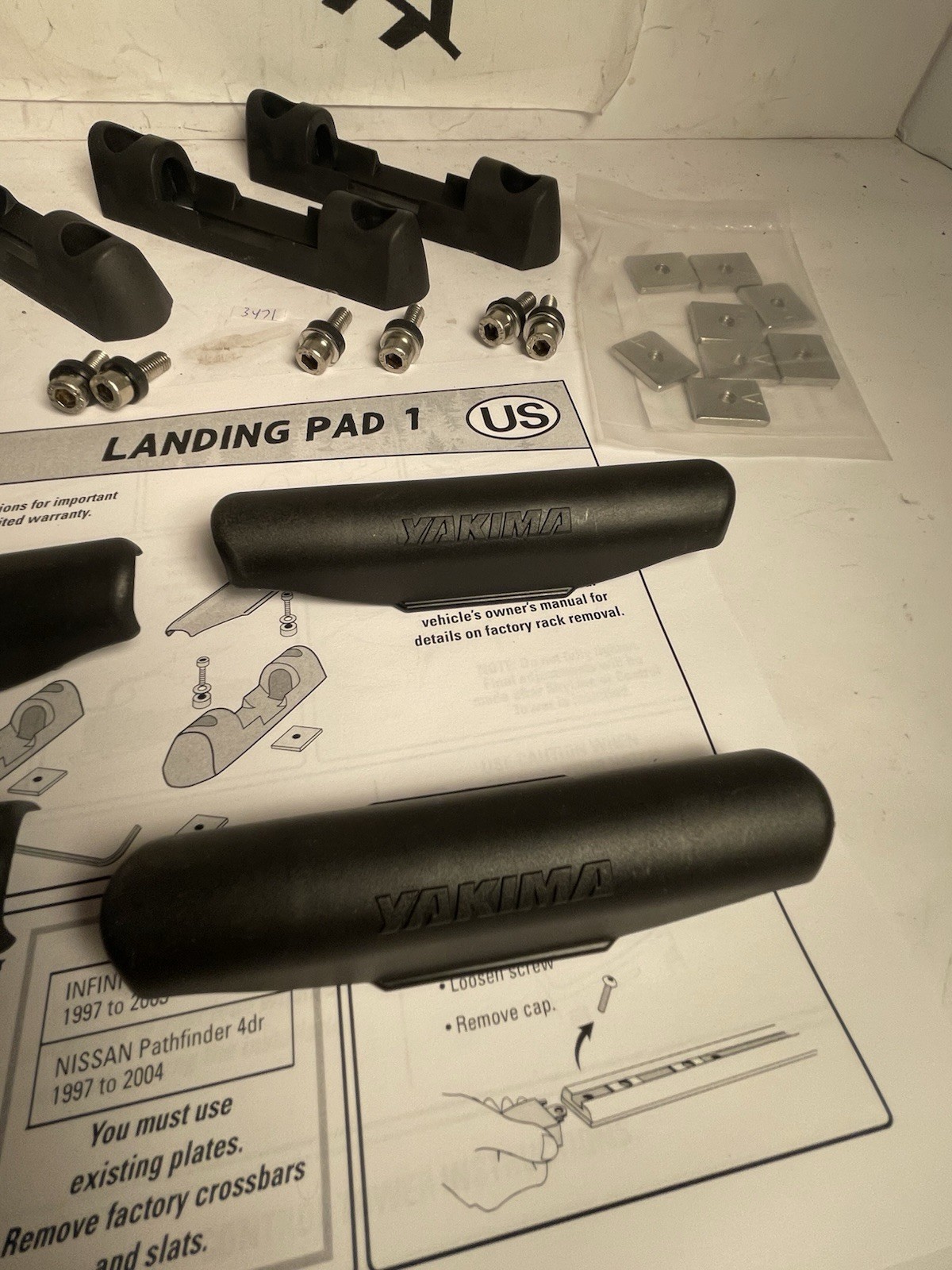 YAKIMA Landing Pad 1 with allenkey & A plates & paperwork.Used w/ covers.(3471)