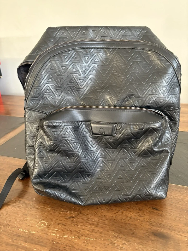 Mochila Aldo Ennio Cuero Negro Bolsillo Interior Correa de Hombro Ajustable Foto 2 de 4