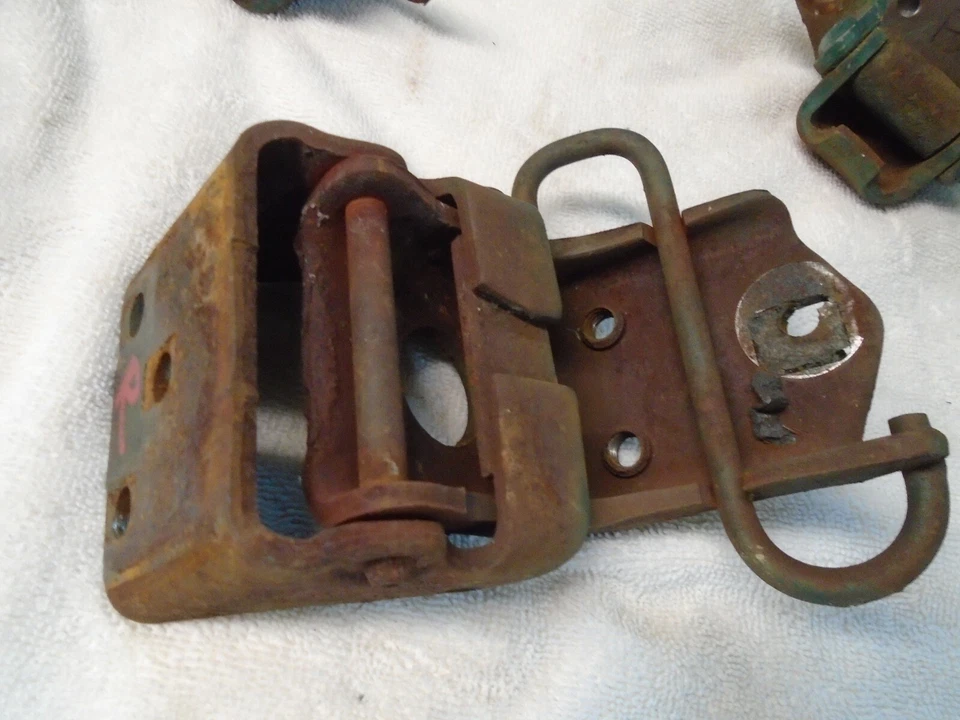 1967-1974 PLYMOUTH VALIANT/ DODGE DART FRONT LEFT & RIGHT DOOR HINGES OEM - Image 4 of 4
