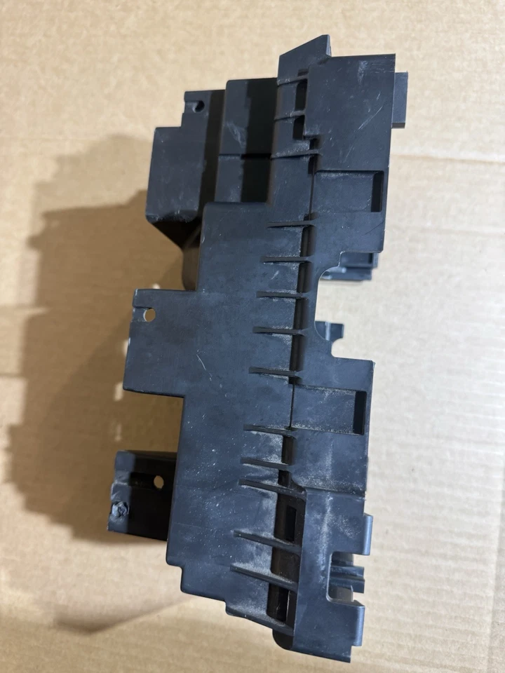 2014 - 2018 JEEP CHEROKEE FRONT BATTERY BRACKET MOUNT, 68158445AB - Image 4 of 4