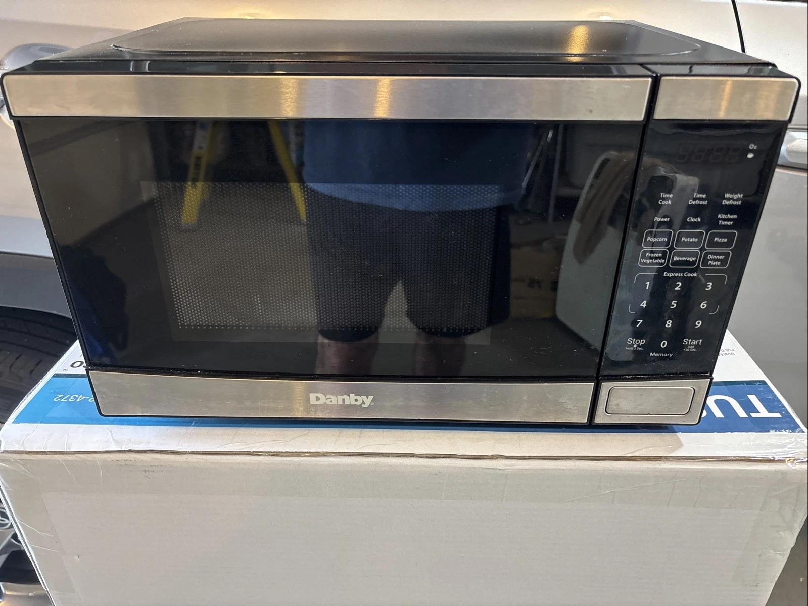 Danby 0.7 cu ft 700 Watt Countertop Microwave, Black Stainless (DBMW0721BBS)
