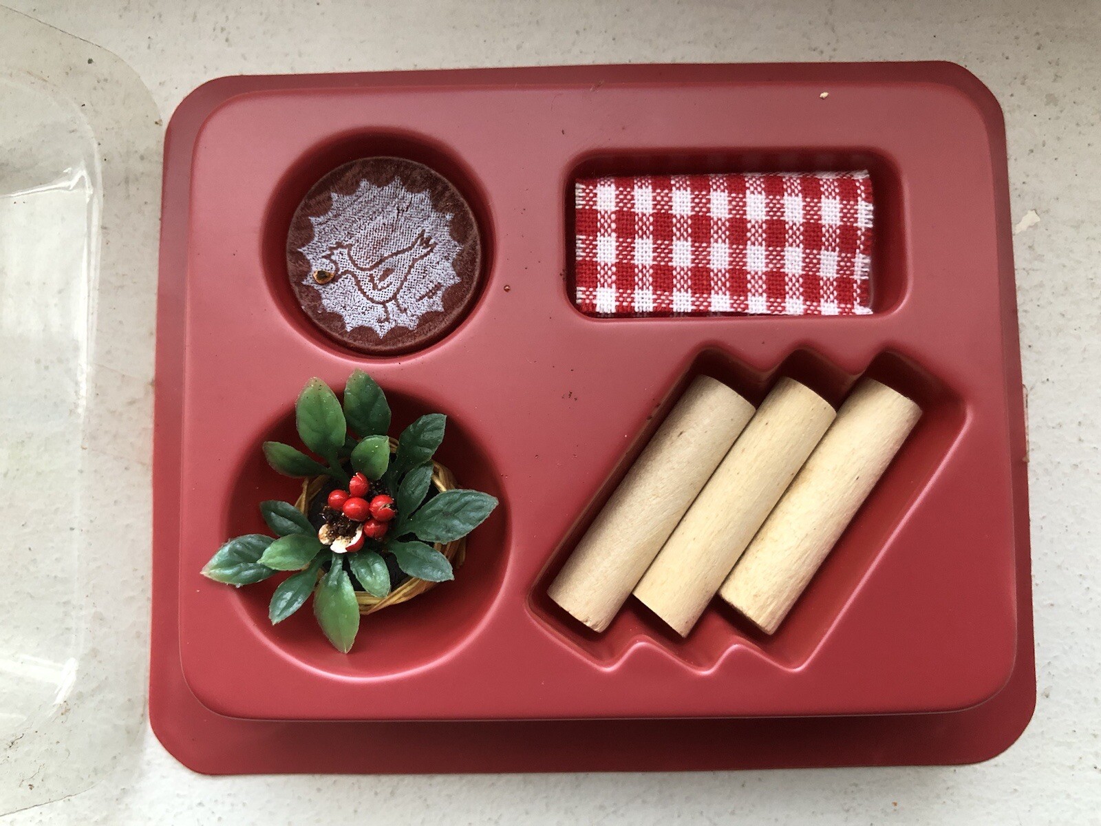 Dînette cuisine miniature avec sets de table, plante verte et bûches décoratives