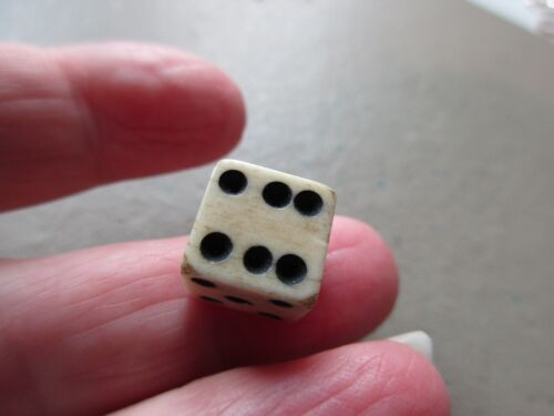 ANTIQUE VINTAGE ENGLISH EDWARDIAN OLD CARVED WHITE CREAM GAMING GAMBLING DICE - Picture 1 of 5