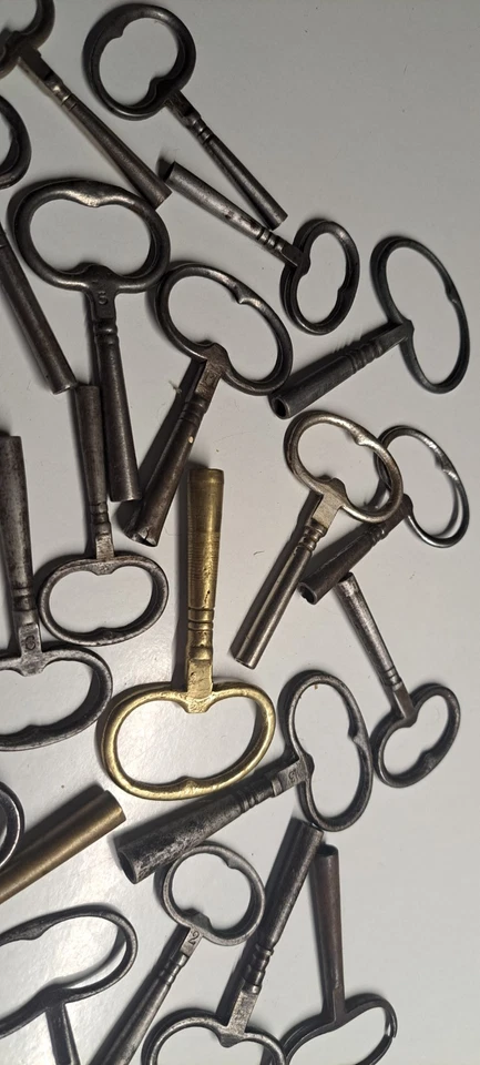 LOT DE 33 ANCIENNES CLES PENDULE HORLOGE COMTOISE - Photo 2/4