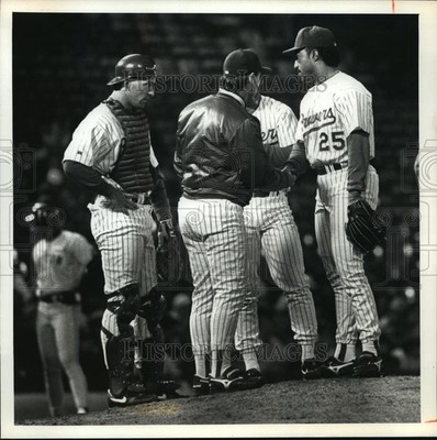 1992 Press Photo Brewers baseball's Phil Garner removes Ricky Bones during game