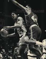 1992 Press Photo Milwaukee Bucks' Jay Humphries grabs basketball at game