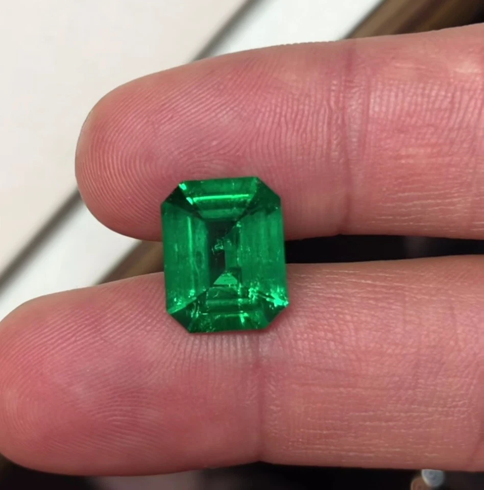 Lupa octágona esmeralda zambiana de 6 quilates tapa limpia verde cultivada en laboratorio para anillos Foto 2 de 3