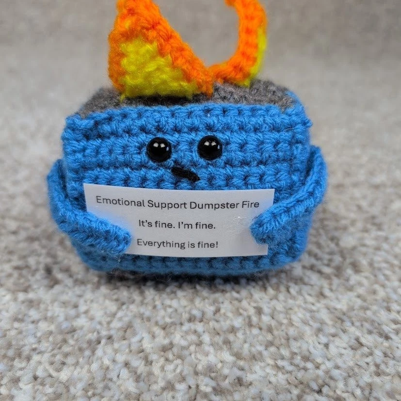 Contenedor de basura azul de apoyo emocional fuego ganchillo juguete de peluche divertido regalo decoración de escritorio Foto 2 de 4