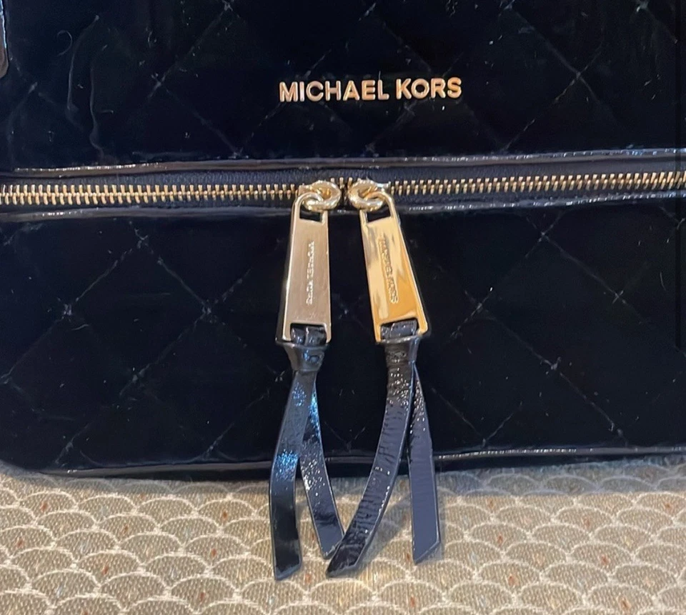 Mochila Michael Kors Rhea terciopelo negro con herrajes dorados Foto 2 de 4