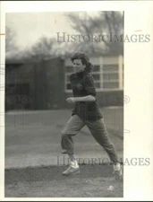 Press Photo Patty Wiegand of Canastota runs in Track