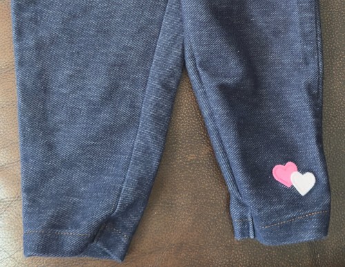 Pantalones inspirados en denim Carters para niña de 9 meses con acento floral - Imagen 4 de 5