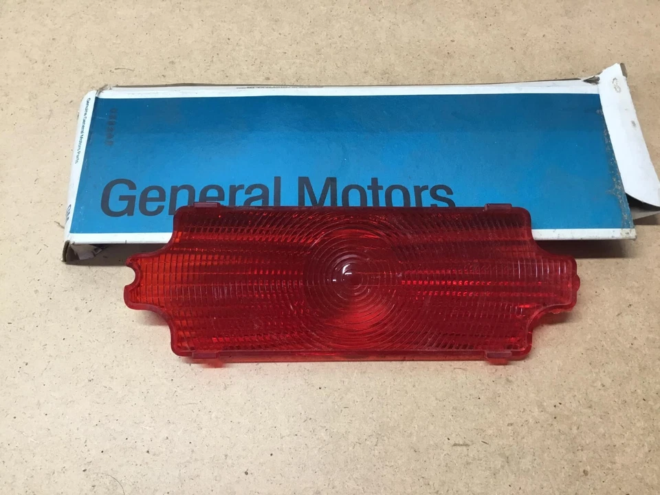 Oldsmobile F-85, lente de luz trasera superior interior Cutlass NOS GM 1971-1972 Foto 3 de 3