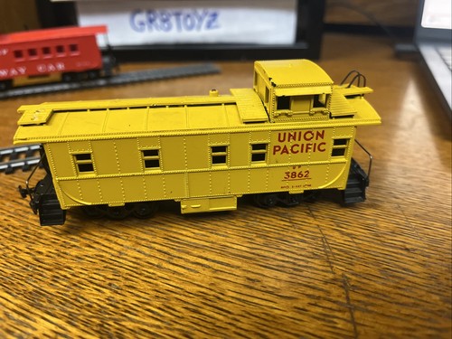3 VAGONI TRENO RR CABOOSE SCALA HO -2 UNION PACIFIC E 1 VIA AUTO CABOOSES - Foto 8 di 14