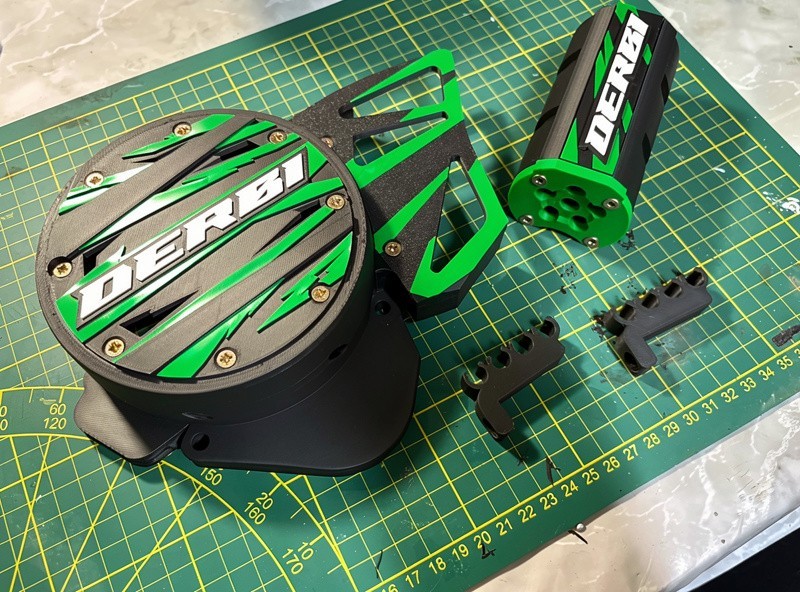 Cache allumage Derbi Euro 3 vert avec bocal récupérateur de fluide pour carter moteur 50cc