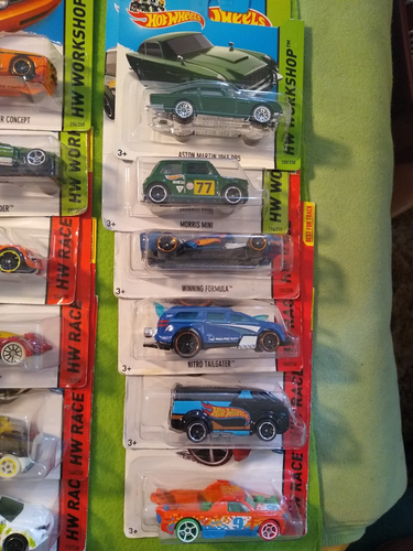 52 verpackte Hot Wheels Druckguss Fahrzeuge. Alles neu im Paket. - Bild 8 von 9