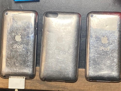 3 Apple iPods Cracked Screens 8 GB 2 Working/1 For parts + Cord - Picture 6 of 10